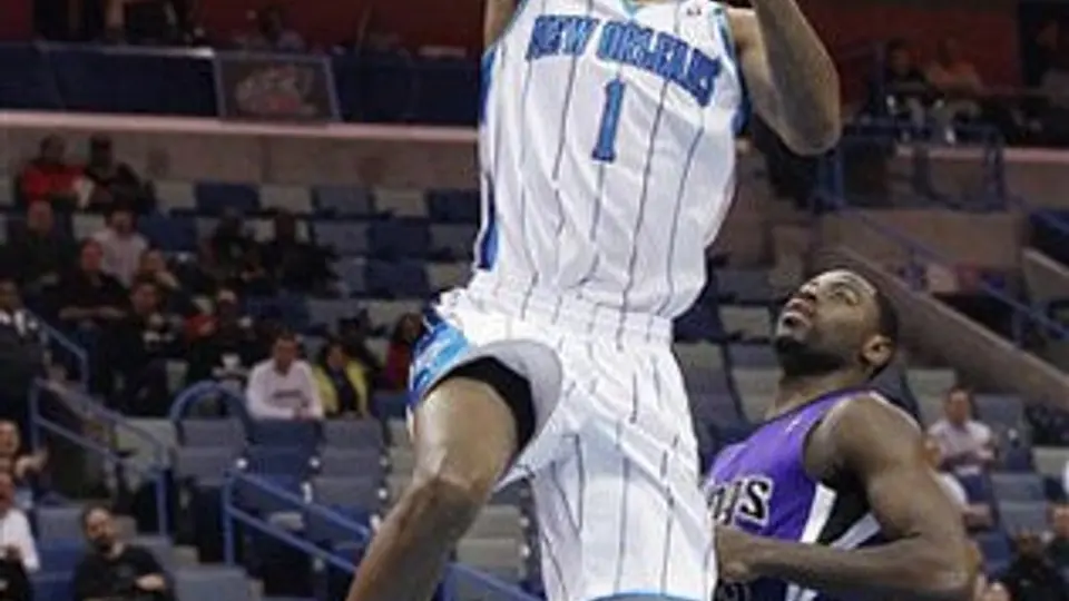 Ayón inicia en la derrota de Hornets 100-92 ante Kings