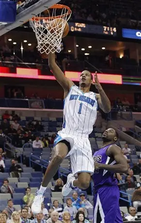 Ayón inicia en la derrota de Hornets 100-92 ante Kings