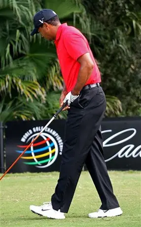 Tiger Woods abandona en Doral por lesión