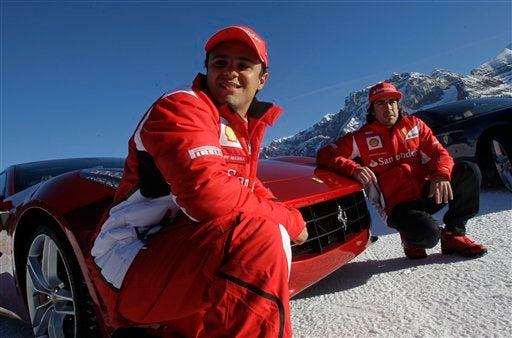 Los pilotos de la Fórmula 1 ponen a prueba su destreza en la nieve. FOTO: AP