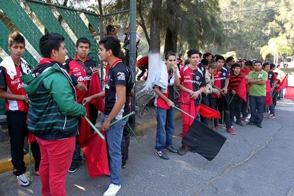 Hicieron fila para entrar al entrenamiento. FOTO: YOLANDA ESCOBAR