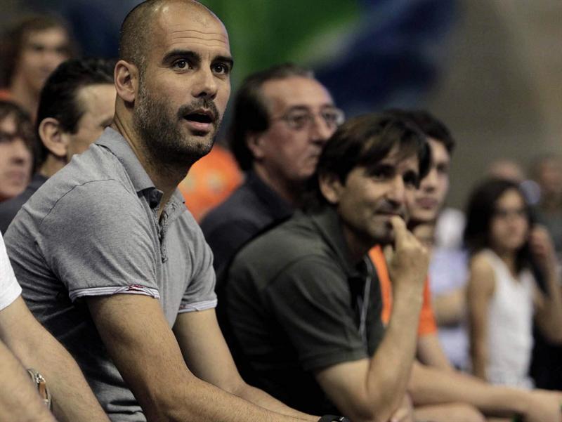 Pep Guardiola dirigiendo al Barça l EFE