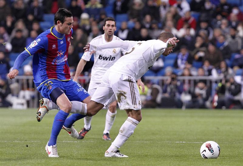Pepe le quita el balón al mediocentro del Levante UD,  Vicente Iborra. FOTO: EFE