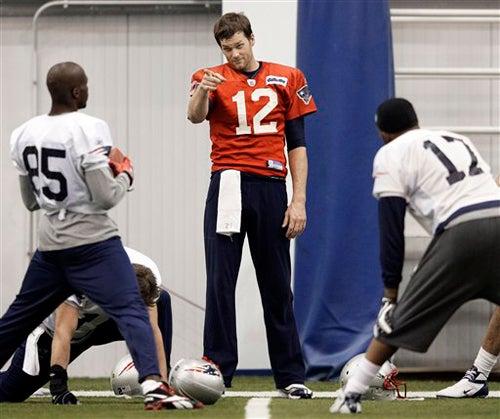 El QB busca la mejor comunicación con sus receptores. FOTO: AP
