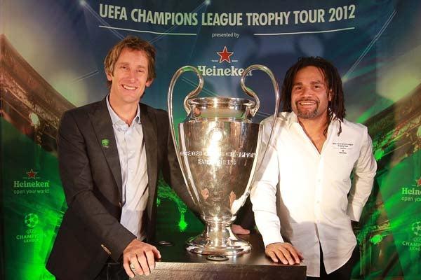 Van der Sar y Karembeu promueven el Trophy Tour 2012. FOTO: RICARDO FLORES