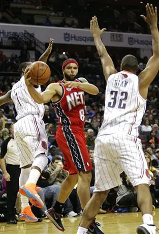 Nájera juega 12:51 minutos en la derrota de Bobcats