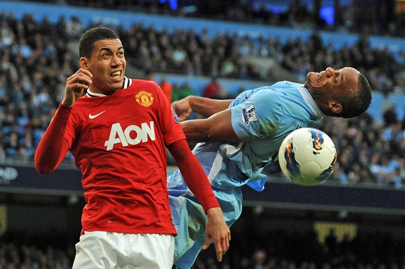 Smalling pelea por el balón con Vincent Kompany | EFE
