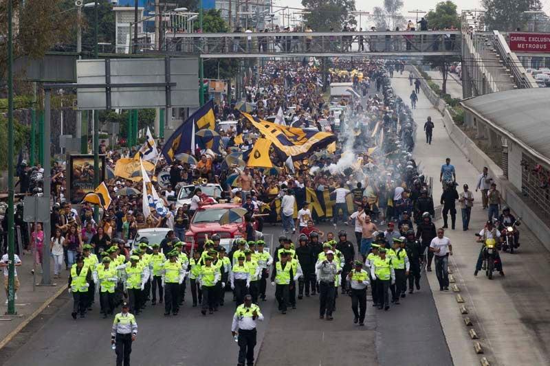 Insurgentes y Periférico fueron cerrados por lo 5 mil aficionados que se transladaron a pie a Coapa. FOTO: CÉSAR VICUÑA