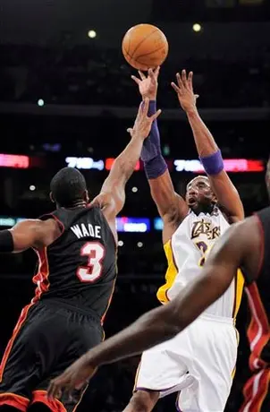 Bryant contribuye con 33 puntos en victoria de Lakers sobre Miami