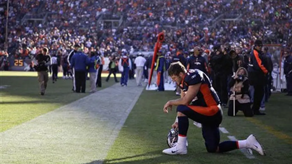 Broncos buscarían canjear a Tebow