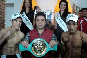 Hermanos Ceja libran la báscula