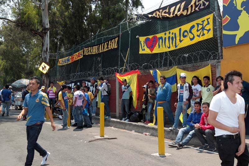 Los seguidores águila mostraron mantas y carteles de apoyo. FOTO: THALIA ESPARZA