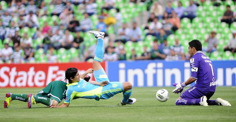 Sánchez detiene el esférico enviado por Fredy Montero. FOTO: EFE