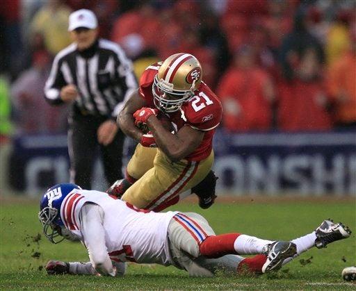 Frank Gore es tacleado por Kenny Phillips. FOTO: AP