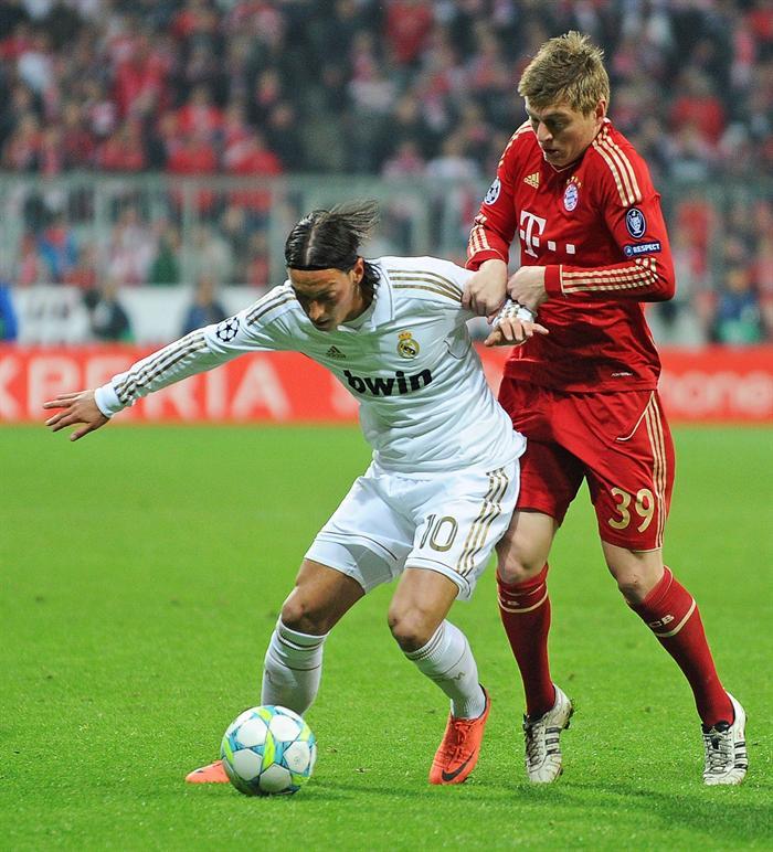 Mesut Özil y Toni Kroos. FOTO: EFE