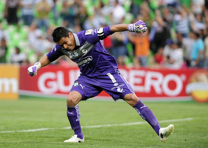 Oswaldo Sánchez desde la portería celebra el gol de su equipo. FOTO: EFE