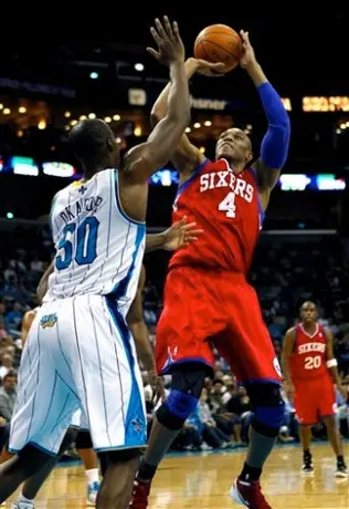 Sin Ayón, los Hornets pierden 101-93 ante Filadelfia