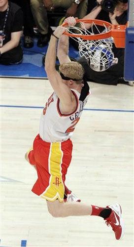 Chase Budinger vuelca el balón con los ojos vendados (FOTO: AP)