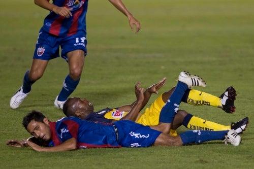 Gerardo Castillo le cometió una falta en el área a Christian Benítez (FOTO: CÉSAR VICUÑA)
