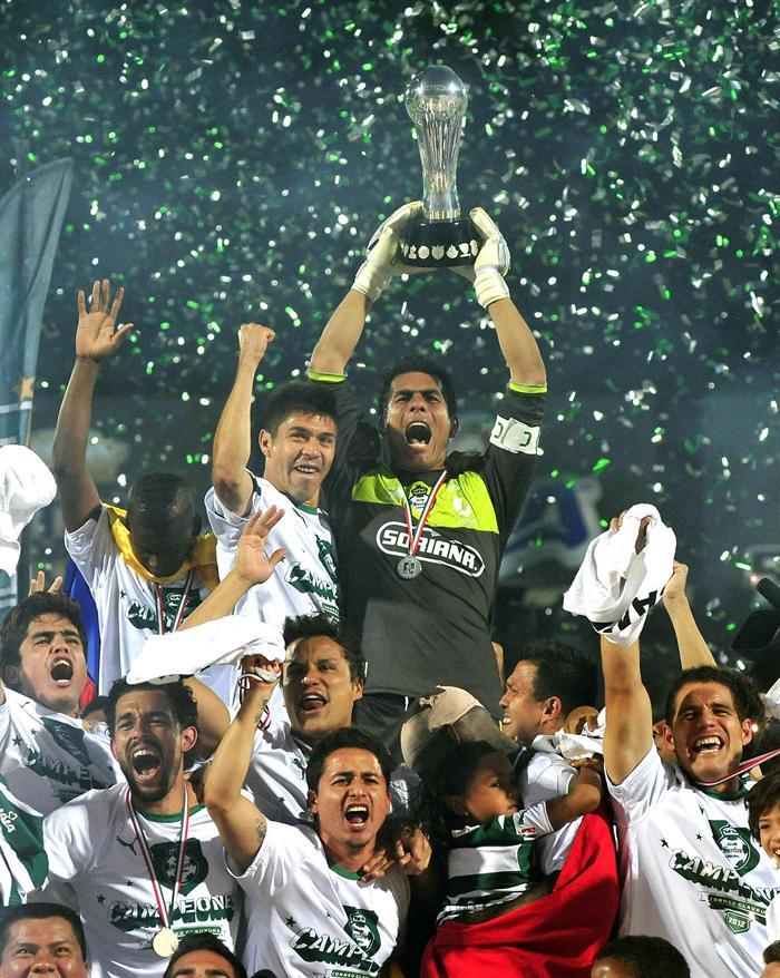 Los jugadores disfrutan del festejo tras recibir sus medallas | EFE