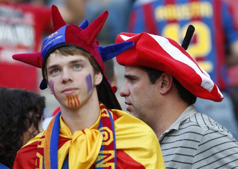 Un aficionado blaugrana esperando el comienzo del encuentro | EFE