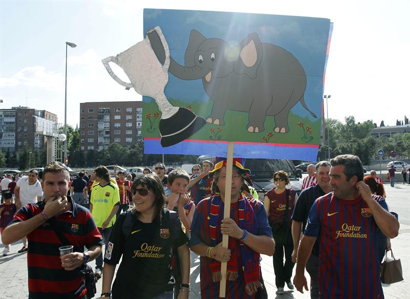 Los aficionados del Barça llegando al estadio | EFE