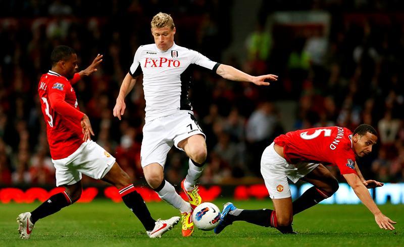 Evra y Ferdinand pelean por el balón con Pavel Pogrebnyak.  FOTO: EFE