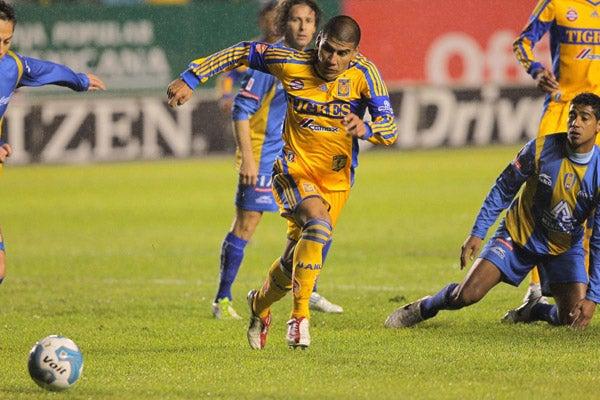 La lucha en medio campo fue siempre ganada por los mediocampistas felinos. FOTO: CIRO GUTIÉRREZ