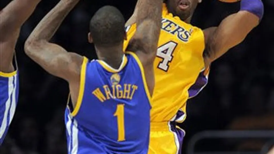 Kobe guía a Lakers al triunfo 97-90 sobre Warriors