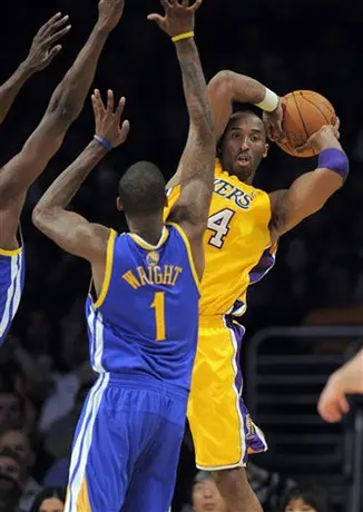 Kobe guía a Lakers al triunfo 97-90 sobre Warriors