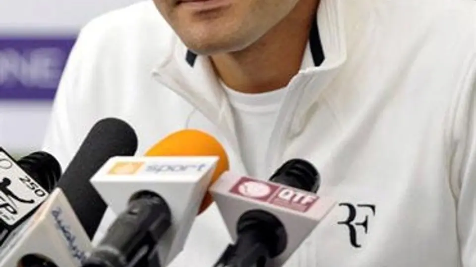 Federer se retira en Doha por lesión