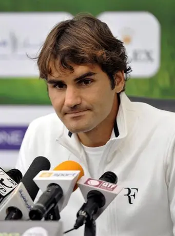Federer se retira en Doha por lesión