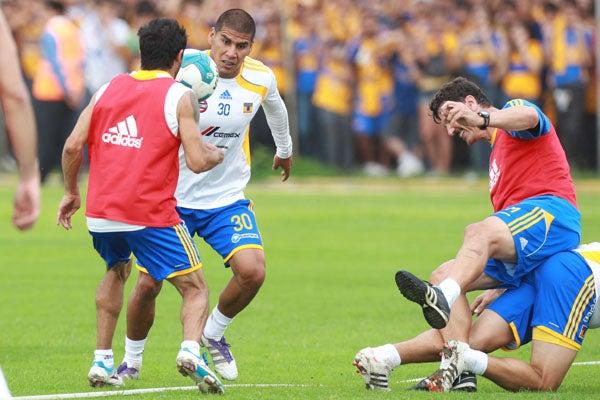 Los jugadores entrenaron con intensdad. FOTO: JOEL BRAVO