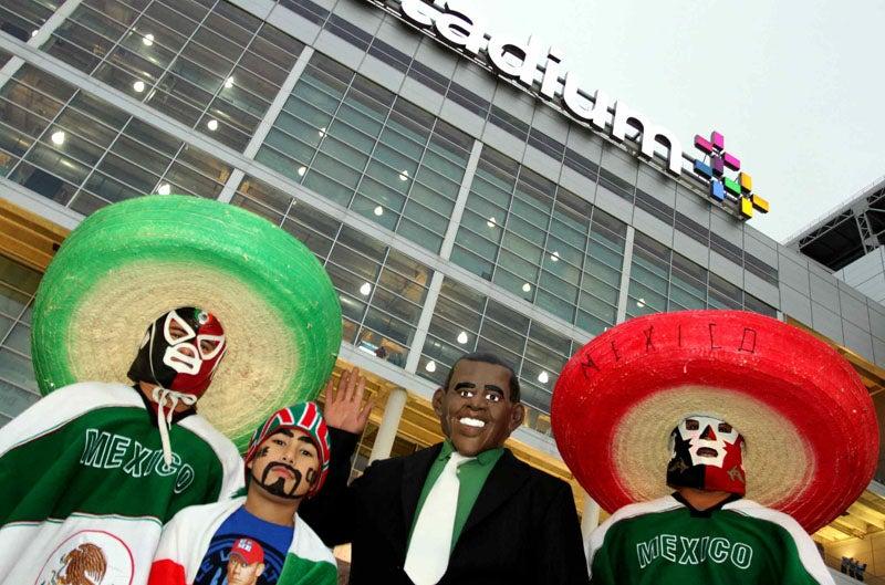 Sombreros y sarapes son parte de la vestimenta de los aficionados mexicanos. FOTO: MEXSPORT