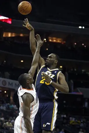 Nájera juega en la derrota de los Bobcats a manos del Jazz