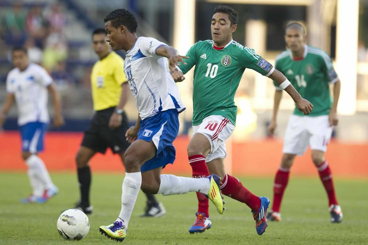 El Tri pelea el esférico. FOTO: MEXSPORT