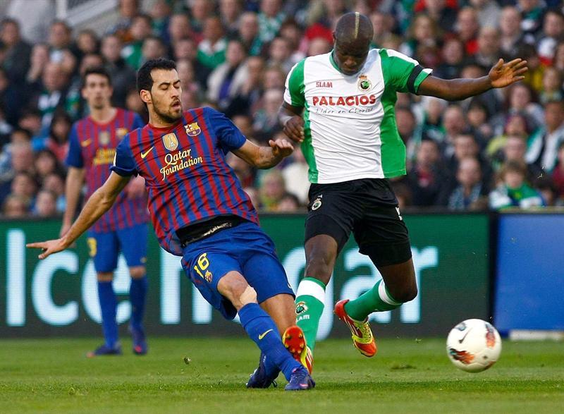 Sergio Busquets pelea el esférico con Khouma Babacar. FOTO: EFE