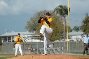 Jorge Quezada brilla en William Penn y estará en el Draft 2013