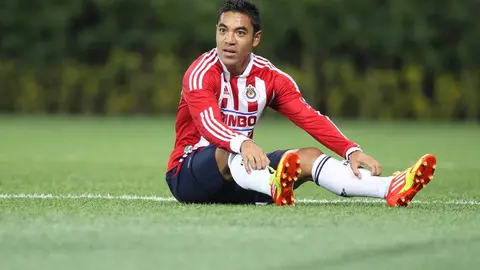 Marco Fabián sufre impactante entrada en pleno partido y termina con cuatro puntadas en la oreja