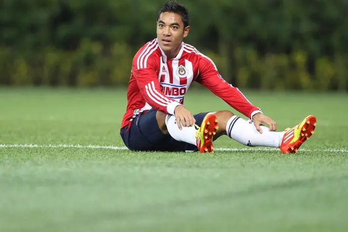 Marco Fabián sufre impactante entrada en pleno partido y termina con cuatro puntadas en la oreja