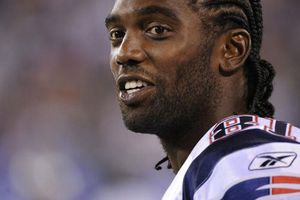 Randy Moss se queda con 49ers