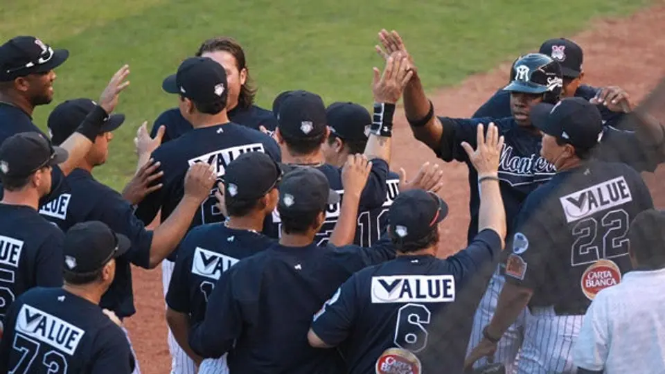 Sultanes sigue imbatible