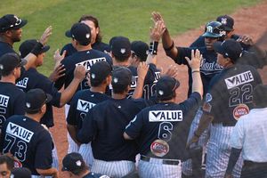 Sultanes sigue imbatible
