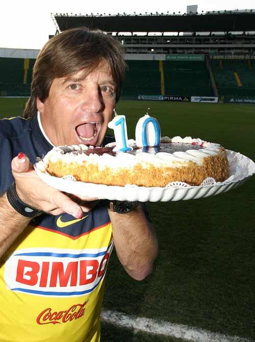 En la cancha del León, Miguel Herrera hizo su debut como entrenador en Primera División (FOTO: MIGUEL PONTÓN)