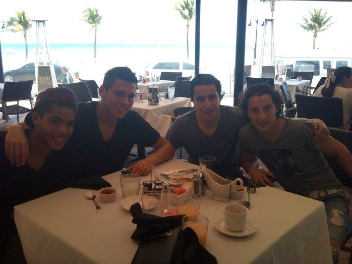 Jonathan Dos Santos, Héctor Moreno, Efraín Juárez y Andrés Guardado durante el desayuno. FOTO: RAÚL GUZMÁN