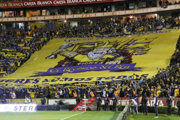 Una manta gigantesca mostró la afición para agradecerle a los auriazules por el campeonato. FOTO: ISRAEL MARTÍNEZ