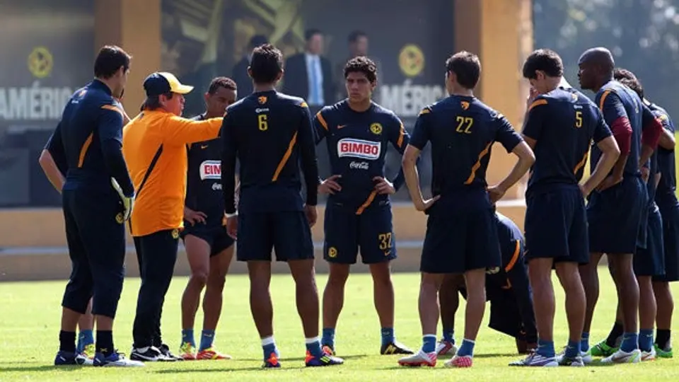 Herrera parece definir su once en América