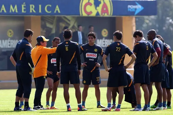 Herrera parece definir su once en América
