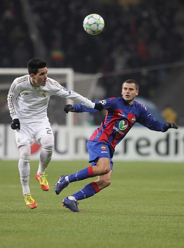 Ricardo Carvalho y Georgi Schennikov disputan el balón. FOTO: EFE