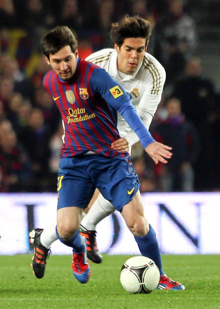 Messi y Kaká disputan el esférico. FOTO: EFE